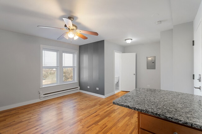 Photo - 7450 N Greenview Ave