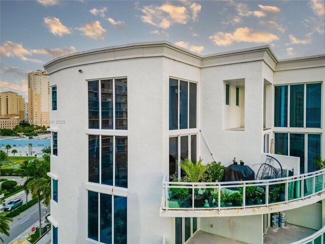 Photo - 3000 NE 188th St