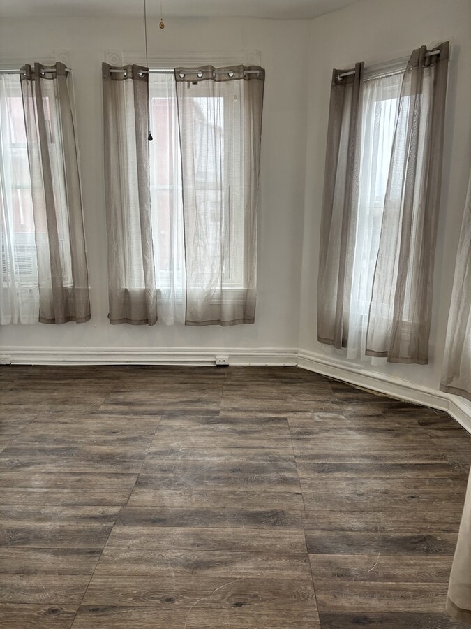 Photo - 2 Bedrooms Plus Den with Eat-in Kitchen Unit 2