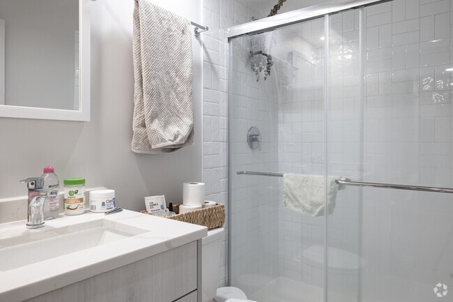 1BR, 1BA - 700SF - Bathroom