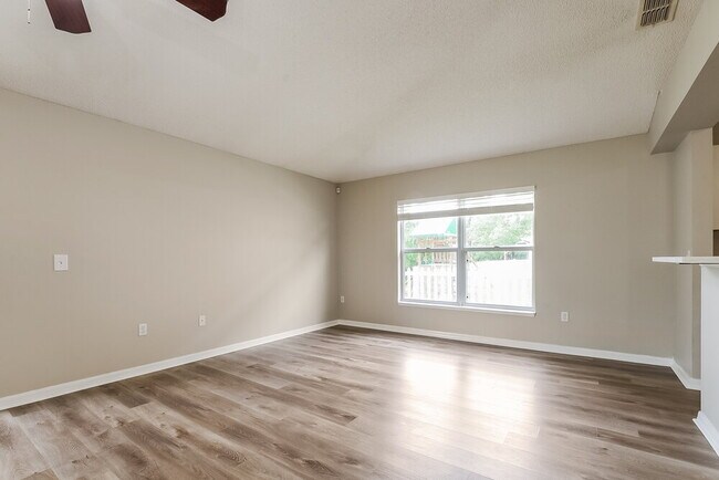 Photo - 932 Vanderbilt Dr