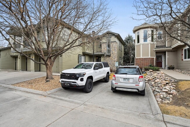 Photo - 3-Bed Townhouse with Open Floorplan, 2.5 Baths, and Fireplace in Rolling Hills! Unidad B