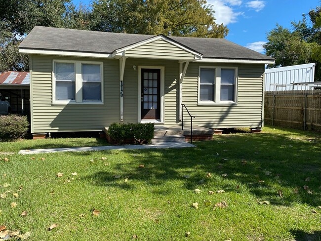 Building Photo - 115 Woodrow St