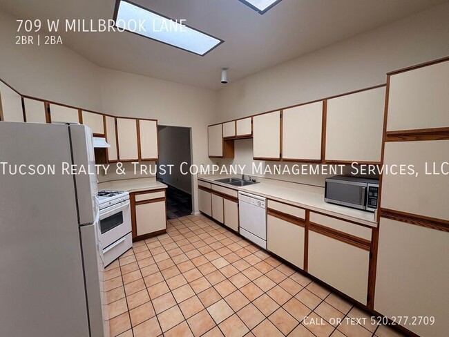 Photo - 709 W Millbrook Ln