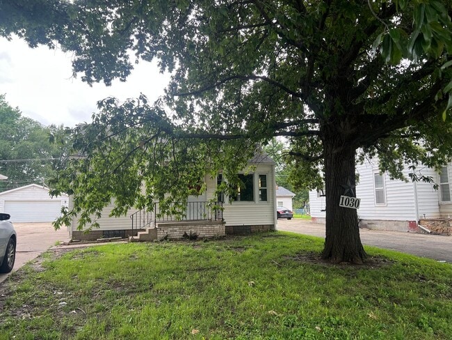 Building Photo - Spacious 2 bedroom home!