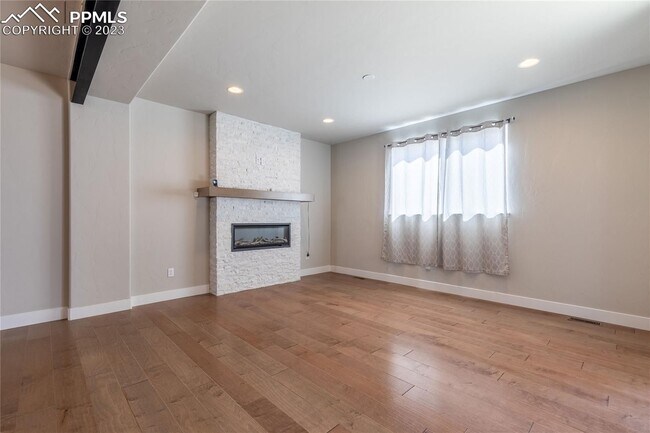 Photo - Like new Modern design! 3 bed, 4 bath, 2 c...