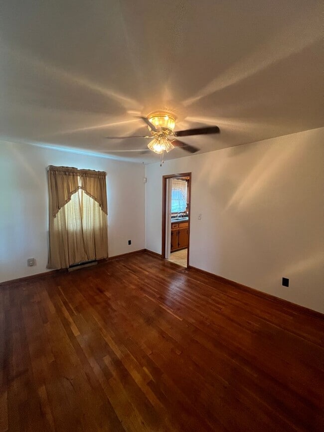 Photo - 854 Apperson St