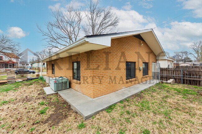 Photo - 1908 N Jeanette St