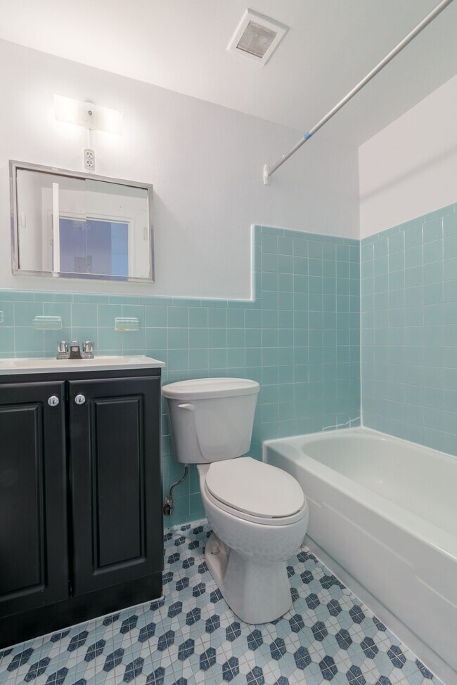 Photo - 809 Av. Bloomfield Unit 101