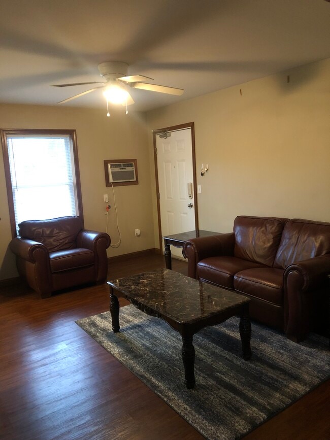 Building Photo - 129 1st St Unit 2