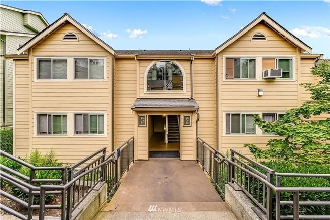 Building Photo - Bellevue - Spacious 2 Bedroom / 2 Bath Corner Condo Unit C1 **Pool and Gym!**