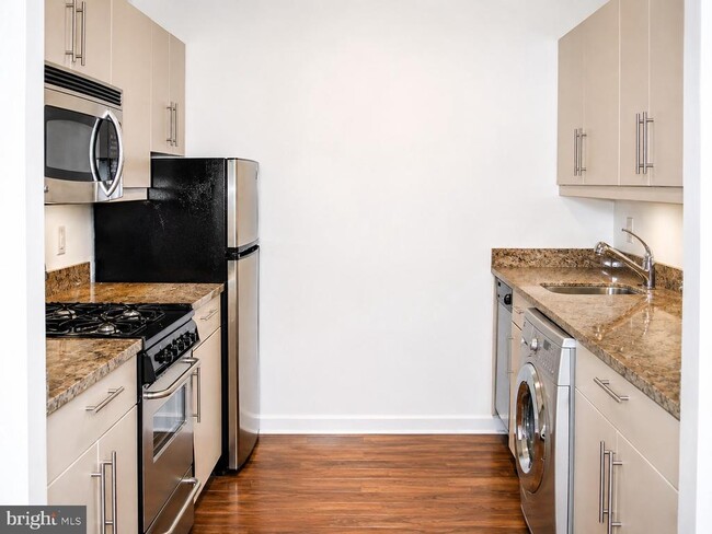Building Photo - 219 S 18th St Unit 711
