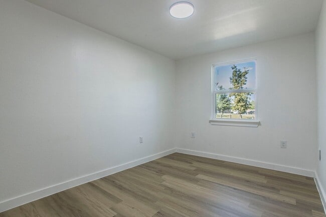 Photo - 2215 N Elmendorf St Unidad C