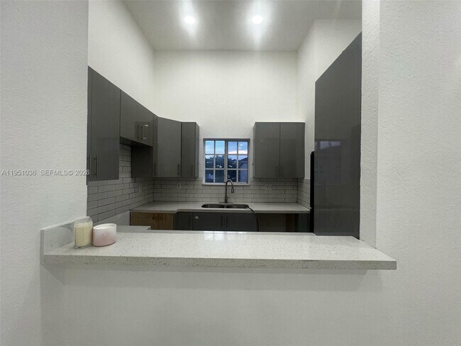 Photo - 355 E 4th St Unidad 203