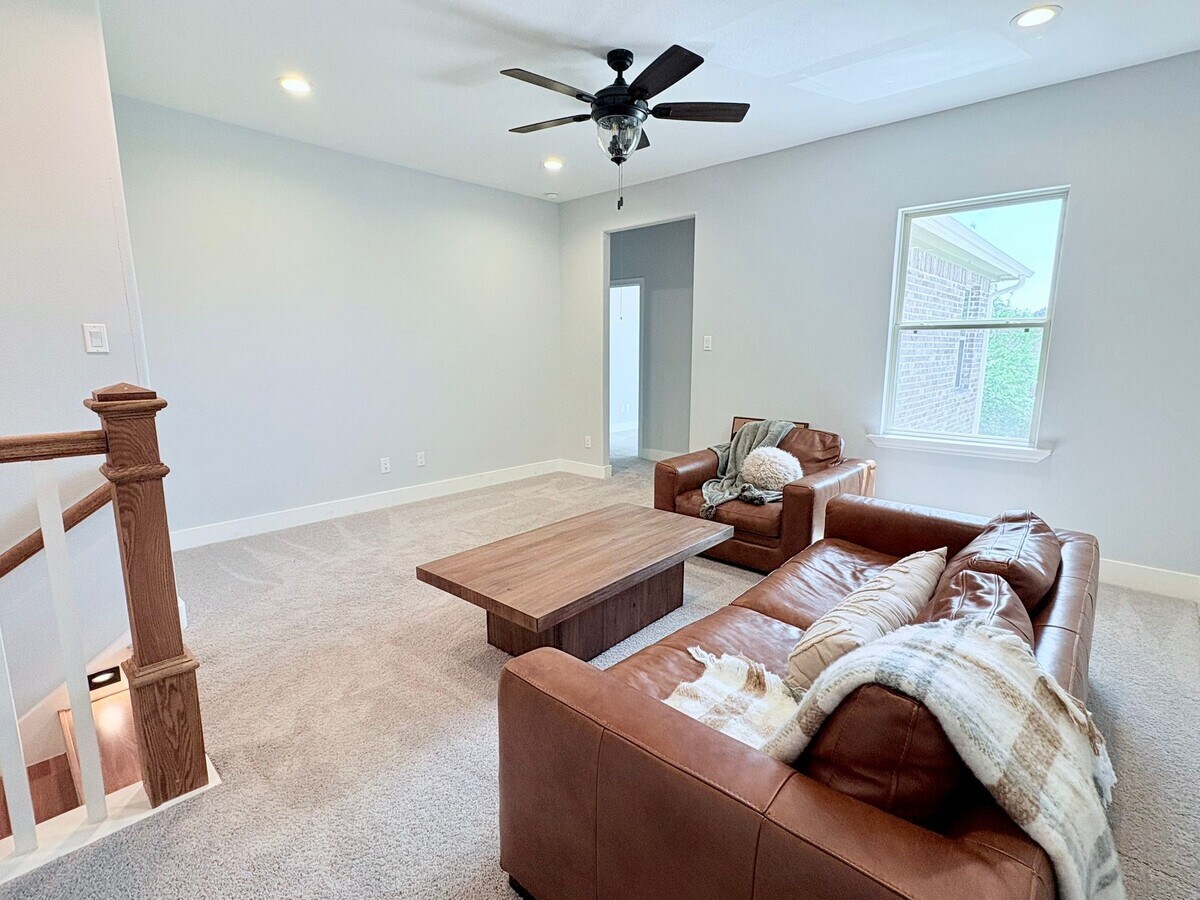Photo - 55 Ruskin Dr W