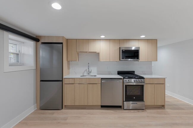 Building Photo - 7600 N Sheridan Rd