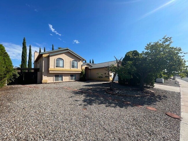 Building Photo - Swimming pool Rental