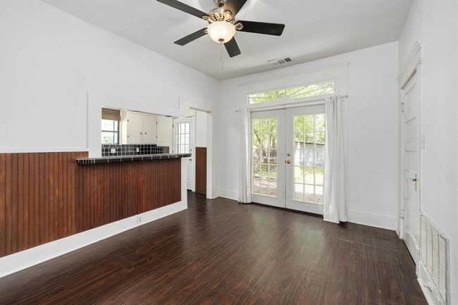 Photo - 304 W 35th St