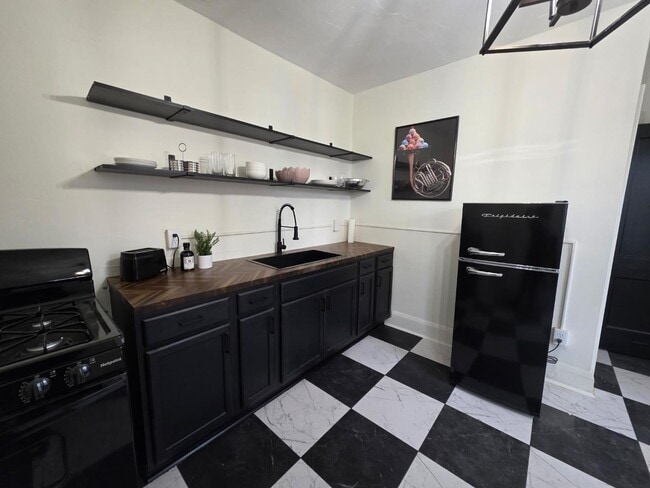 Building Photo - 126 Dawes Ave