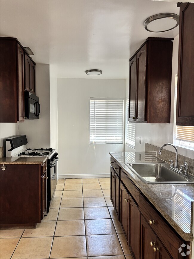 Building Photo - 6107 S Hobart Blvd Unit 6107 South Hobart Rental