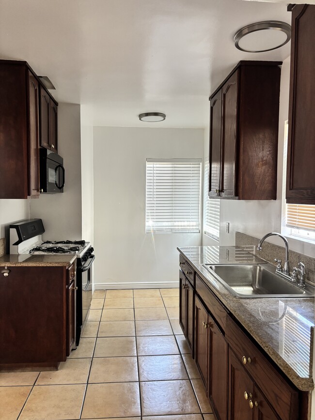 Building Photo - 6107 S Hobart Blvd Unit 6107 South Hobart Rental