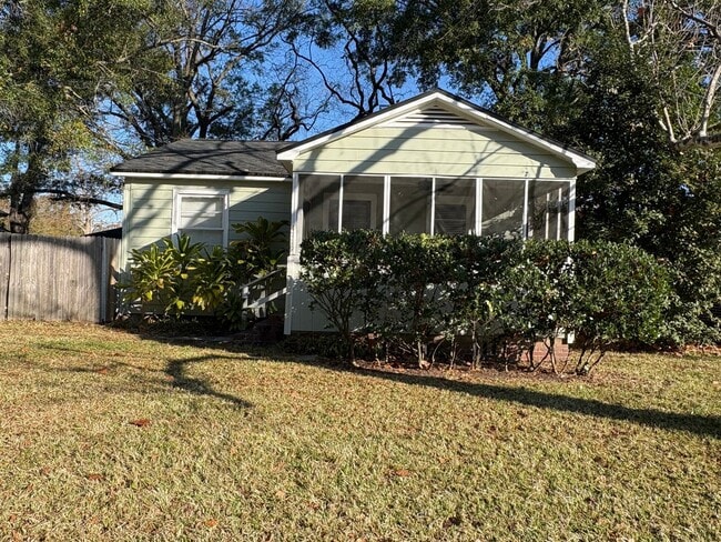 Building Photo - Charming 2-Bedroom, 1-Bath Home with Hardwood Floors & Cozy Enclosed Porch