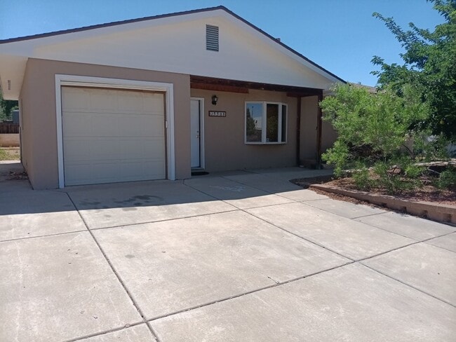 Building Photo - 3 Bedroom, 2 Bathroom Home! Schedule a Showing Soon!