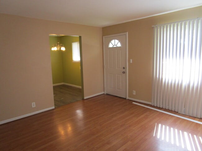 Photo - 25606 Hanover St