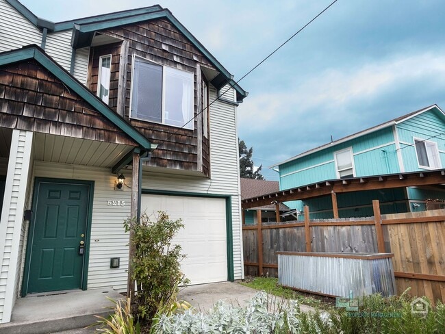 Photo - Bright & Spacious 2-Bedroom End Unit Townhome in Desirable Woodstock Neighborhood!