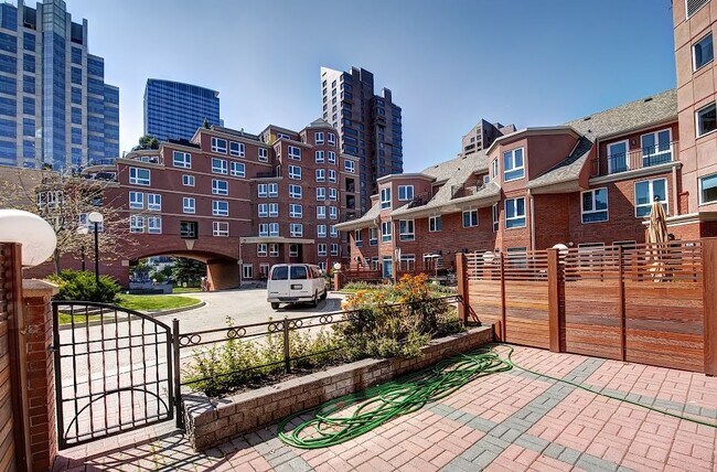 Photo - 400-4400 Eau Claire Ave SW