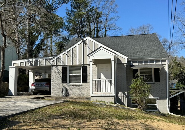 Building Photo - Renovated Garden Level Apartment!