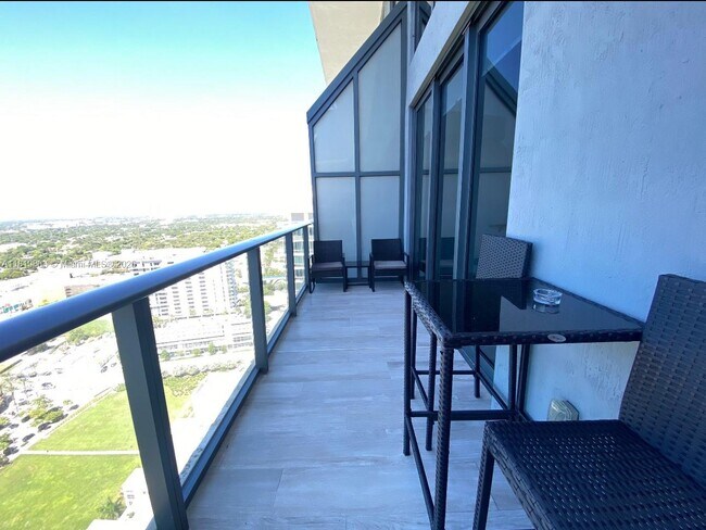 Photo - 121 NE 34th St Unidad PH3212 Rental