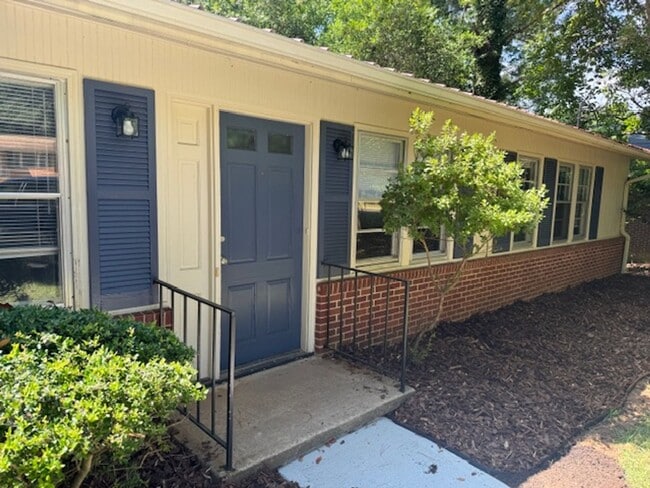 Building Photo - Now Available! Newly Renovated 3 BR/2 BA i... Rental