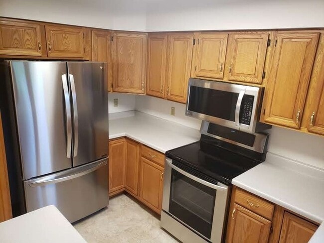 Spacious 3 bedroom, 2 1/2 bath Duplex - Spacious 3 bedroom, 2 1/2 bath Duplex