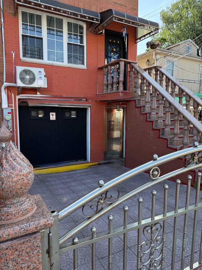 Building Photo - 926 Crescent St.