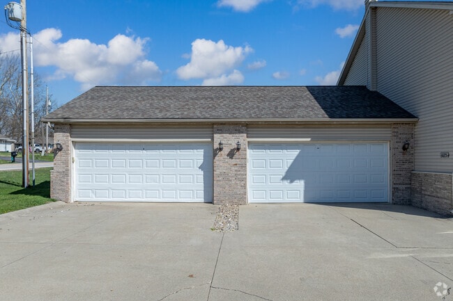 Espacio de garaje para dos coches - Maple Hill Townhomes