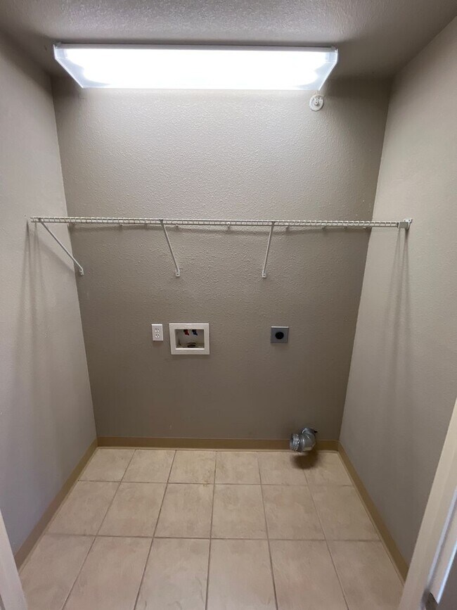 Photo - 2 BEDROOM 2 BATH GREAT LOCATION Unit Walnut D102