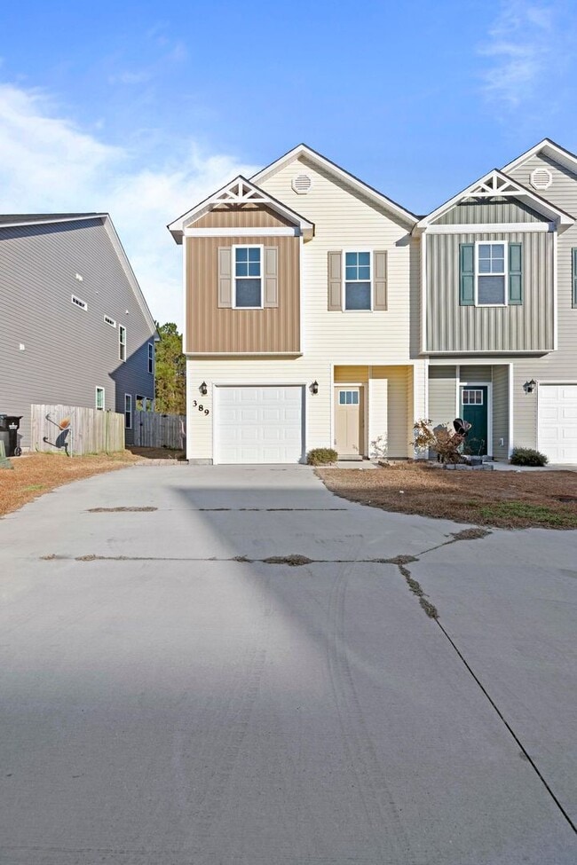 Building Photo - Townhouse For Rent!