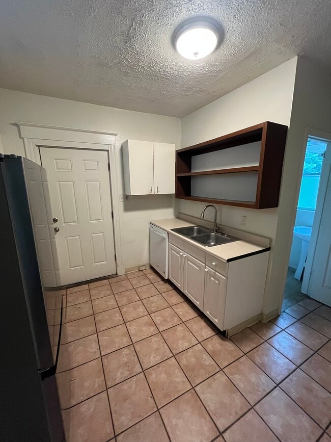 Photo - 2334 Victor St