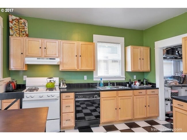 Photo - EL704-B*-R Unit 1117-R