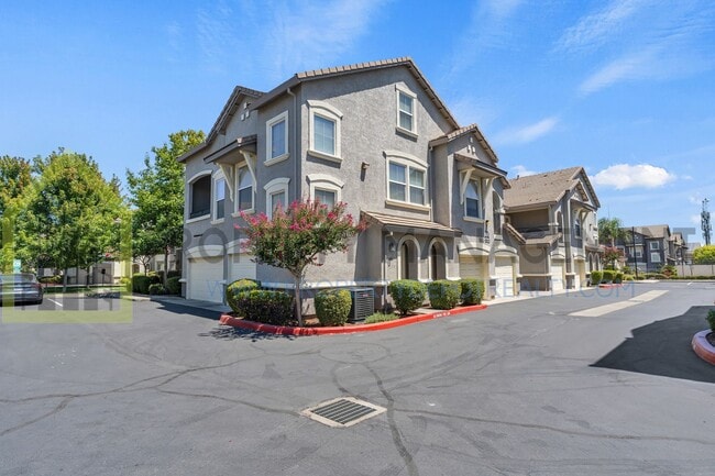 Building Photo - Spacious 2 (or 3!) Bed Condo in Gated Comm...