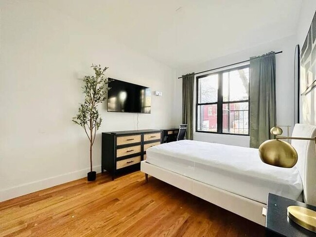 Building Photo - Furnished room/NOT APARTMENT Unit 2