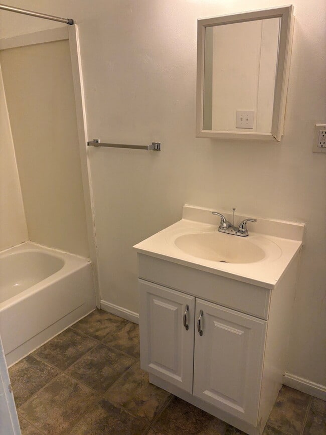 Photo - Super Clean 1 Bedroom Apartment Unit 6