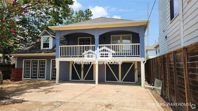 Building Photo - This charming 3-bedroom, 2-bath home is si...