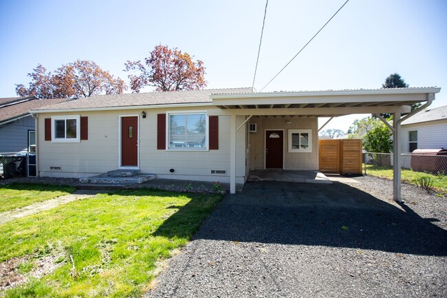 Photo - 2 Bedroom 1 Bath SE Salem Home ** Large Fenced In Yard