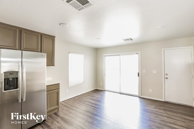 Photo - 703 Loughton St