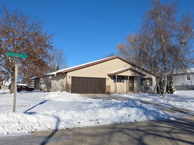 Photo - 722 Goldfinch Ln