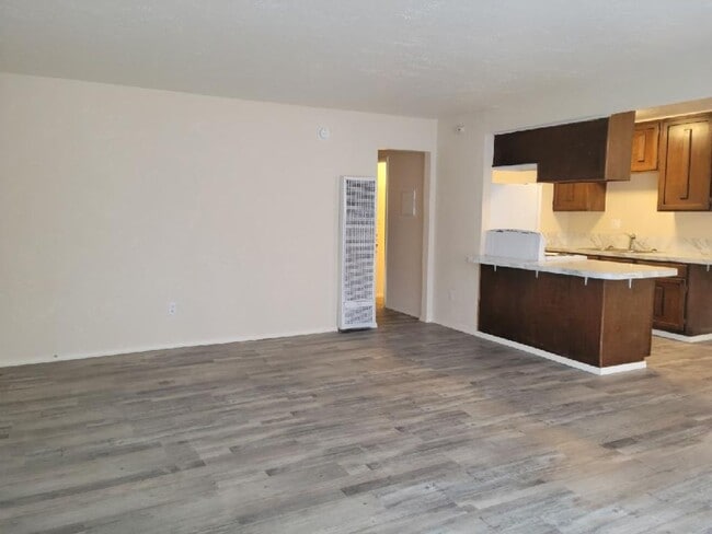Building Photo - 2 Bedroom, 1 Bathroom Apartment In Canyonville.