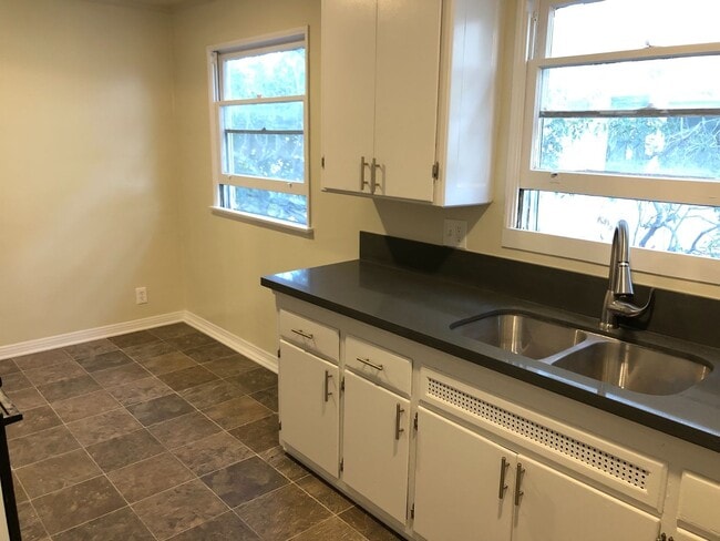 Photo - 1945 Glendon Avenue