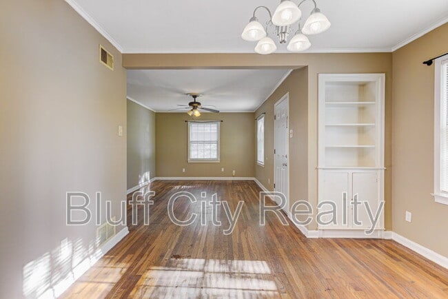 Photo - 1071 Robin Hood Ln